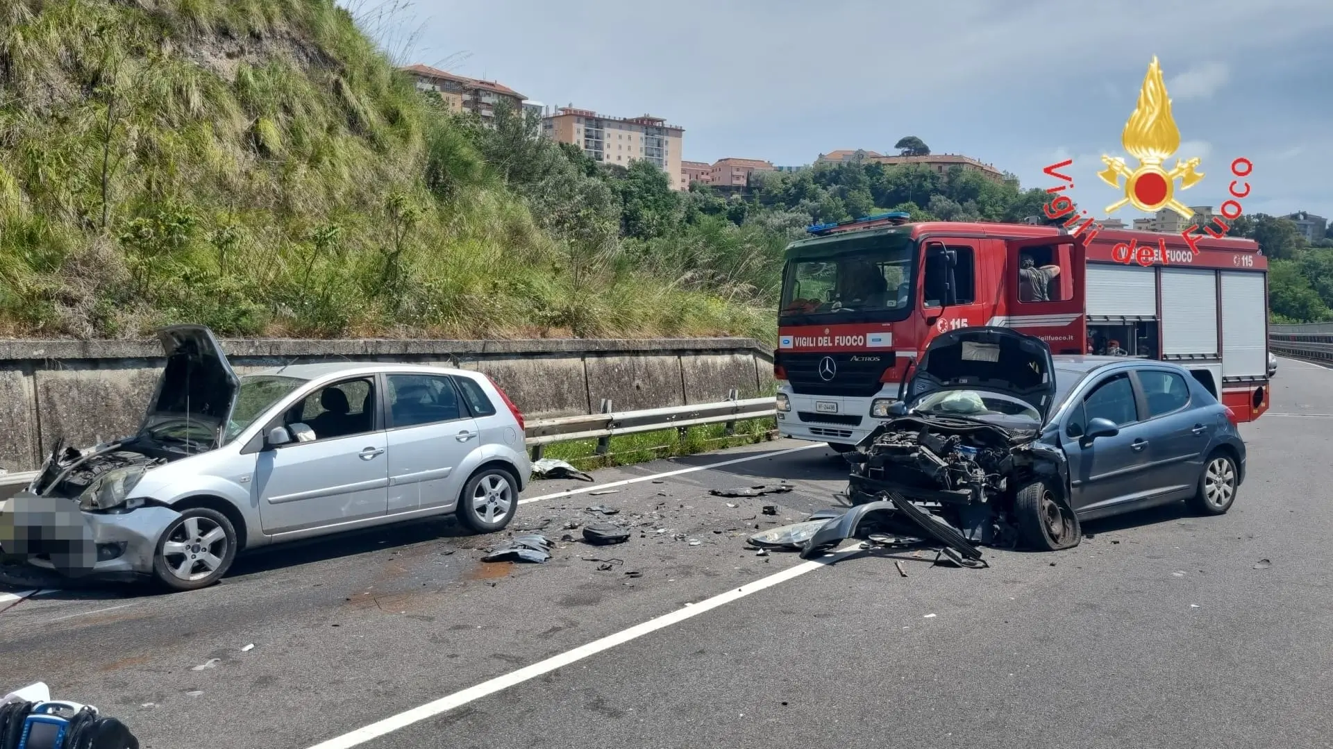 Drammatico incidente sulla 109 a Catanzaro, una donna è morta nello scontro fra tre auto\n