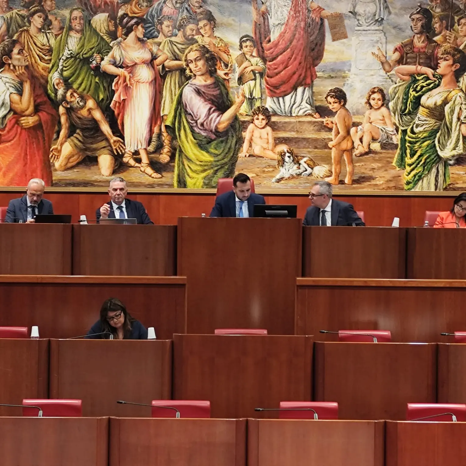 Il Consiglio approva all’unanimità una norma per i balneari: le opposizioni fanno le opposizioni... e la maggioranza si arrabbia\n