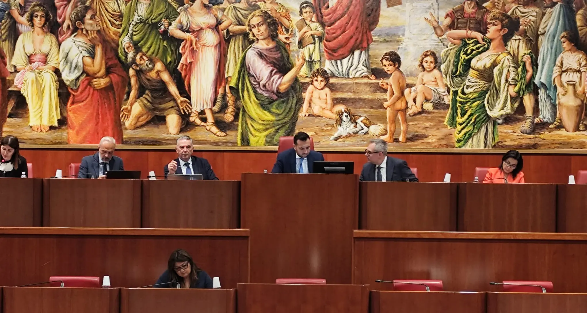 Il Consiglio approva all’unanimità una norma per i balneari: le opposizioni fanno le opposizioni... e la maggioranza si arrabbia\n