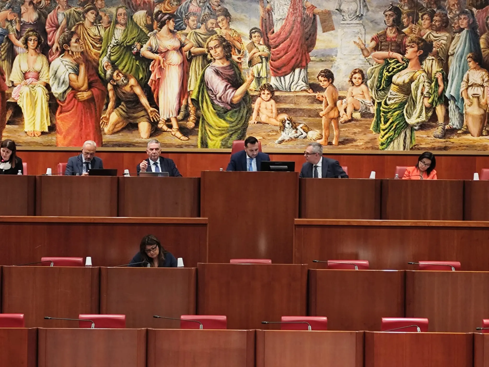 Il Consiglio approva all’unanimità una norma per i balneari: le opposizioni fanno le opposizioni... e la maggioranza si arrabbia\n