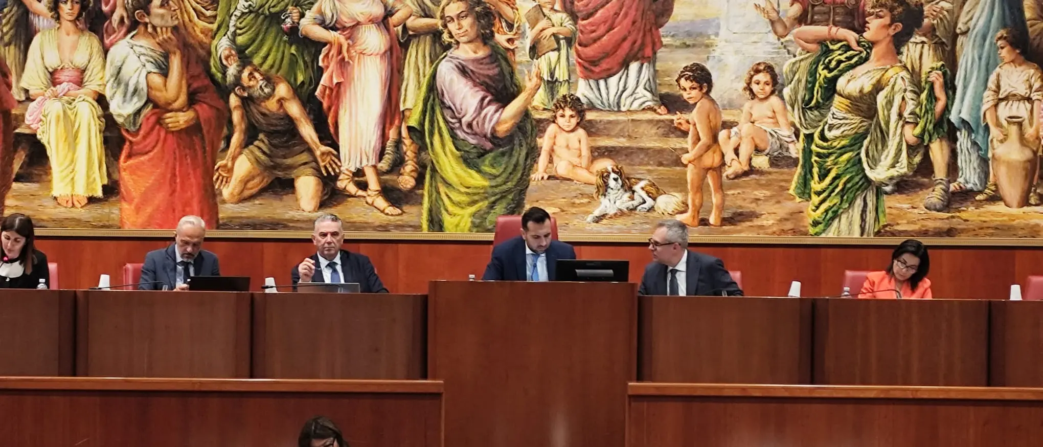 Il Consiglio approva all’unanimità una norma per i balneari: le opposizioni fanno le opposizioni... e la maggioranza si arrabbia\n