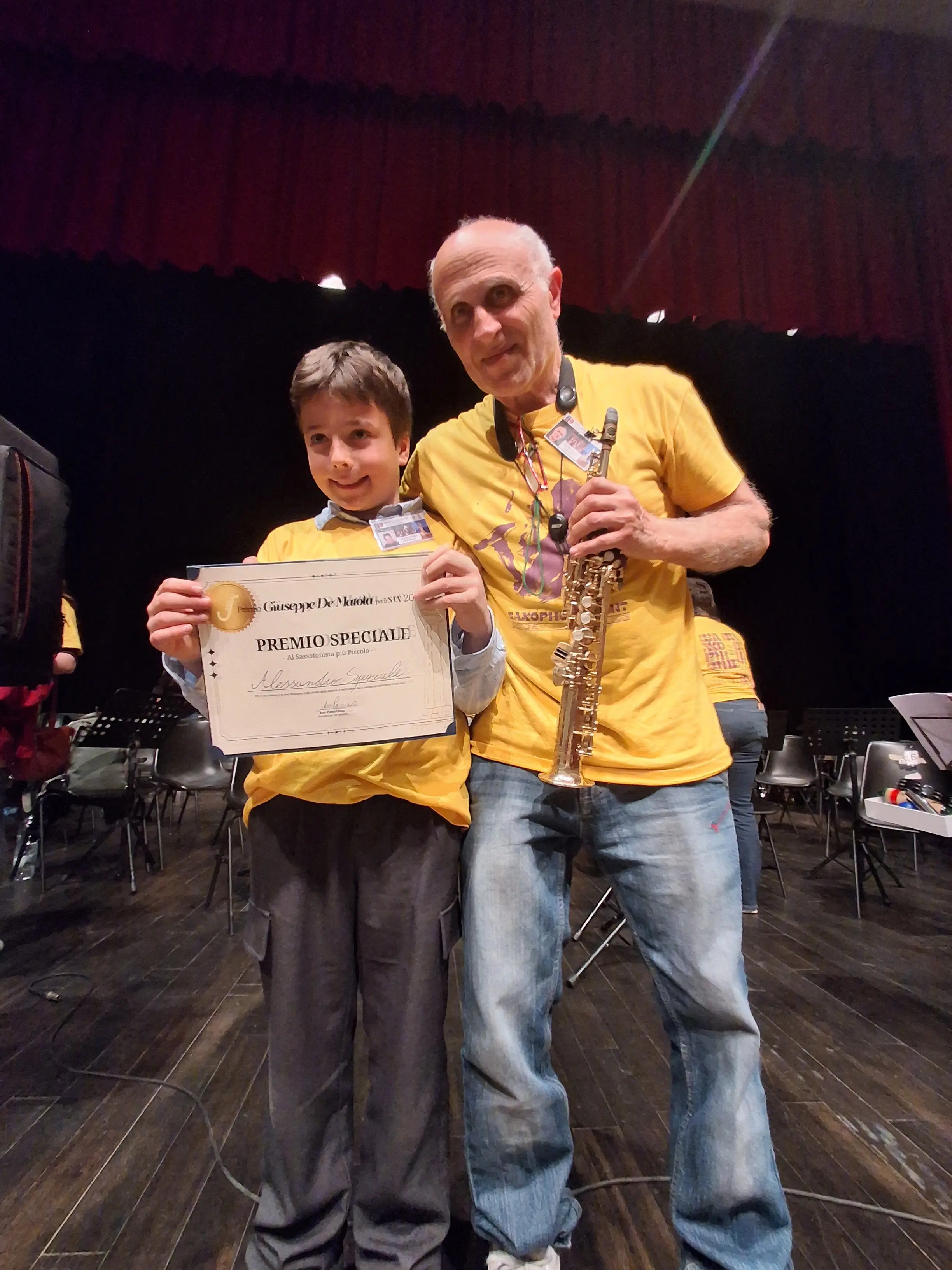 Un giovanissimo vibonese brilla con il suo sassofono a Crotone: premio speciale per Alessandro Speziale\n