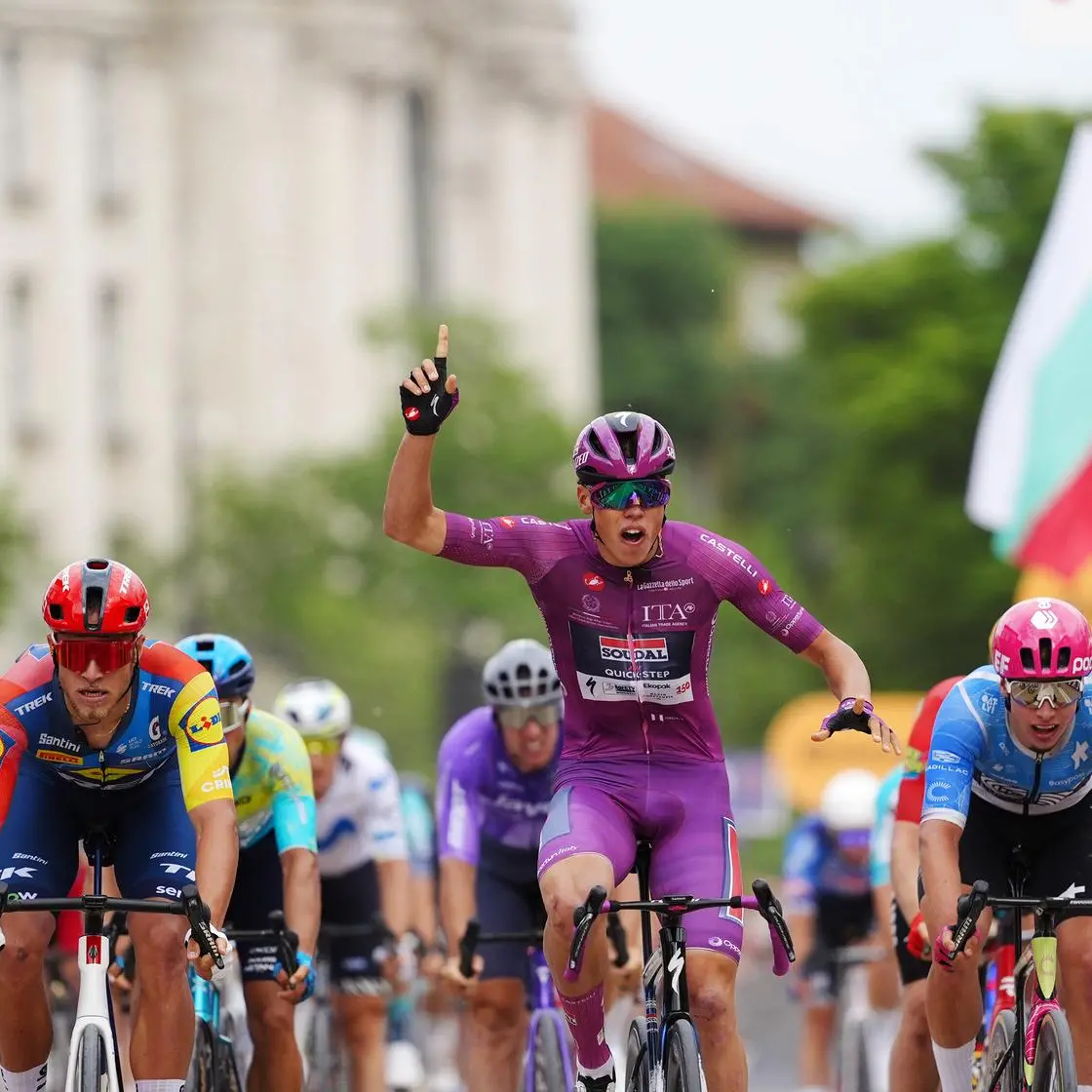 <p>Il Giro d’Italia riparte da Catanzaro dopo le tre tappe in Bulgaria, squadre già arrivate in Calabria</p>