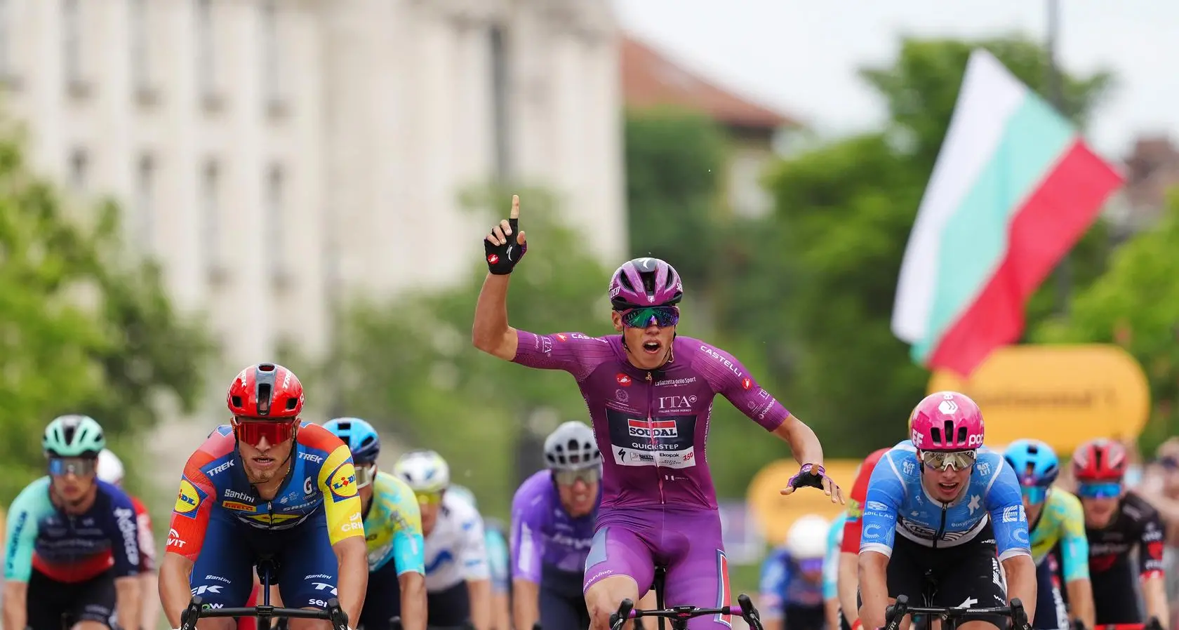 Il Giro d’Italia riparte da Catanzaro dopo le tre tappe in Bulgaria, squadre già arrivate in Calabria\n