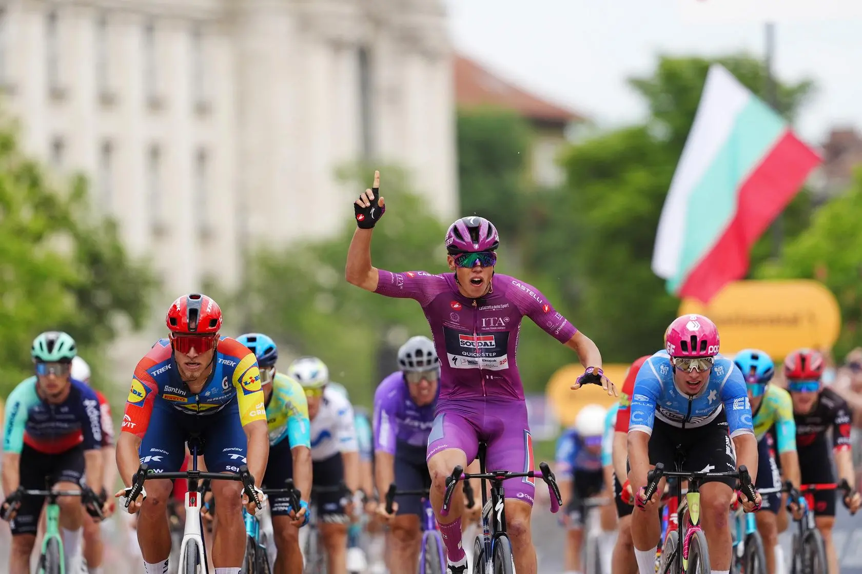 Il Giro d’Italia riparte da Catanzaro dopo le tre tappe in Bulgaria, squadre già arrivate in Calabria\n