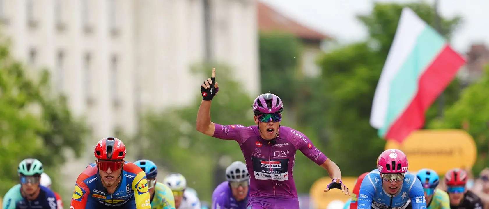 Il Giro d’Italia riparte da Catanzaro dopo le tre tappe in Bulgaria, squadre già arrivate in Calabria\n