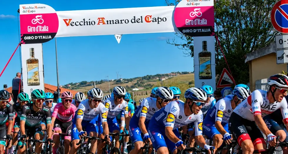 Vecchio Amaro del Capo al Giro d’Italia 2026: oltre tremila chilometri di passione che uniscono il Paese\n