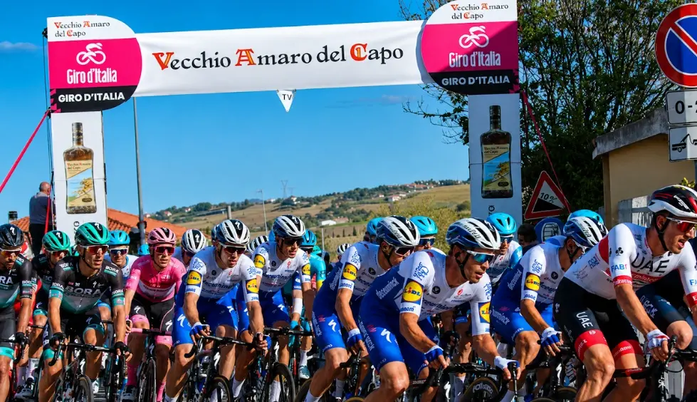 Vecchio Amaro del Capo al Giro d’Italia 2026: oltre tremila chilometri di passione che uniscono il Paese\n