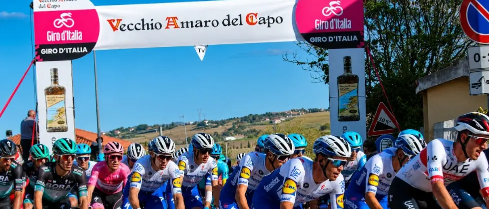 Vecchio Amaro del Capo al Giro d’Italia 2026: oltre tremila chilometri di passione che uniscono il Paese\n
