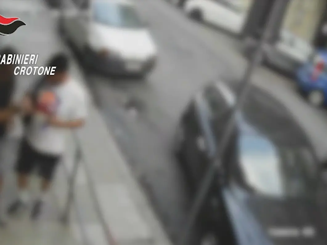 Mini car, piscine e trattori in vendita con annunci falsi, a Crotone la centrale delle truffe: sequestrati Rolex e auto – NOMI