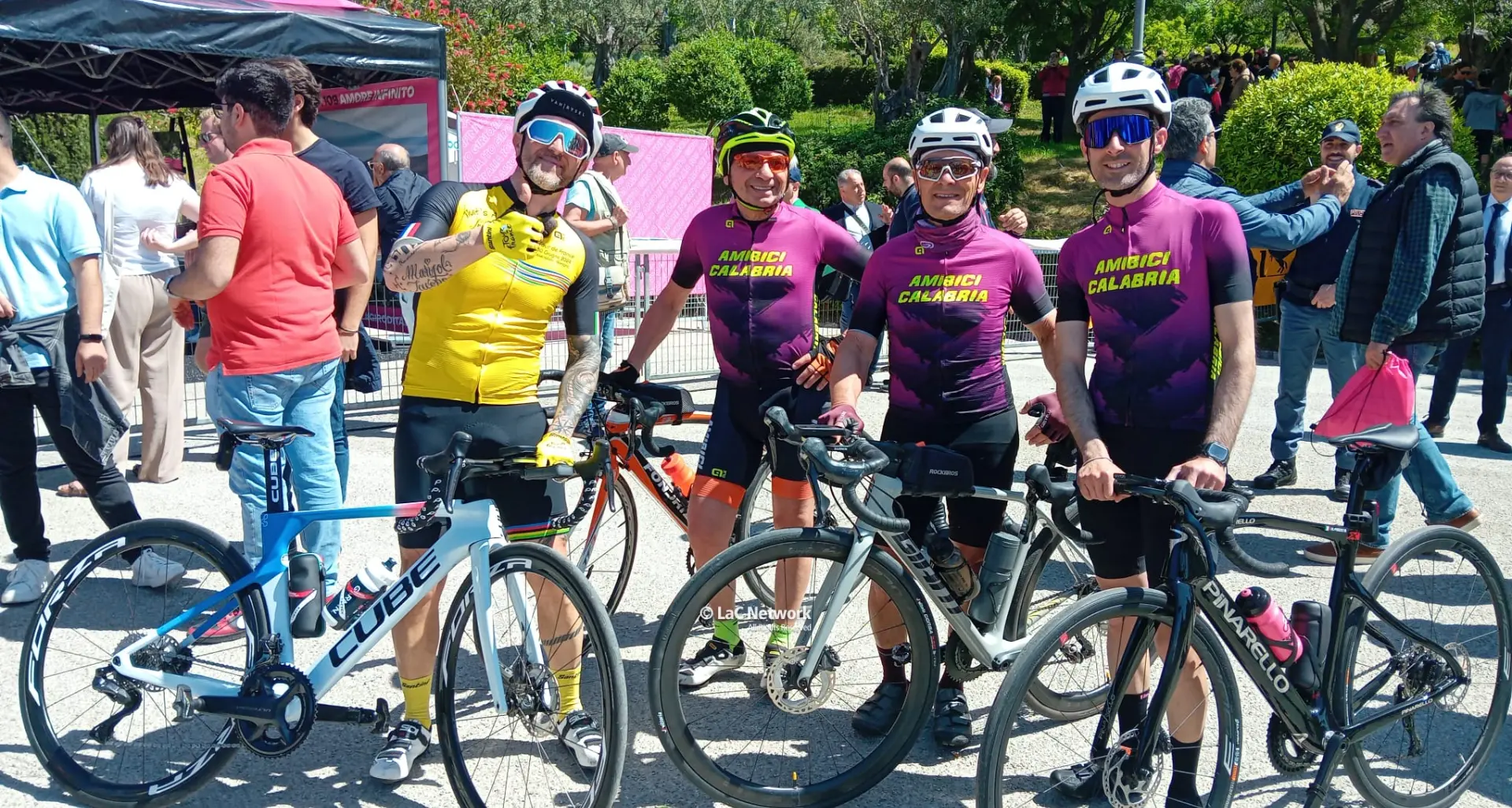 Il Giro d’Italia anima Catanzaro: il capoluogo si prepara al via della corsa verso Cosenza\n