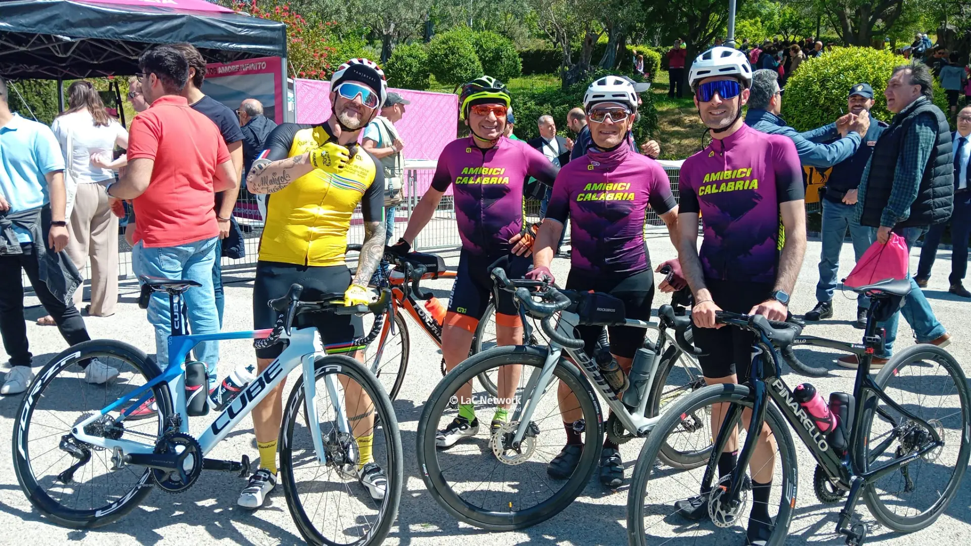 Il Giro d’Italia anima Catanzaro: il capoluogo si prepara al via della corsa verso Cosenza\n