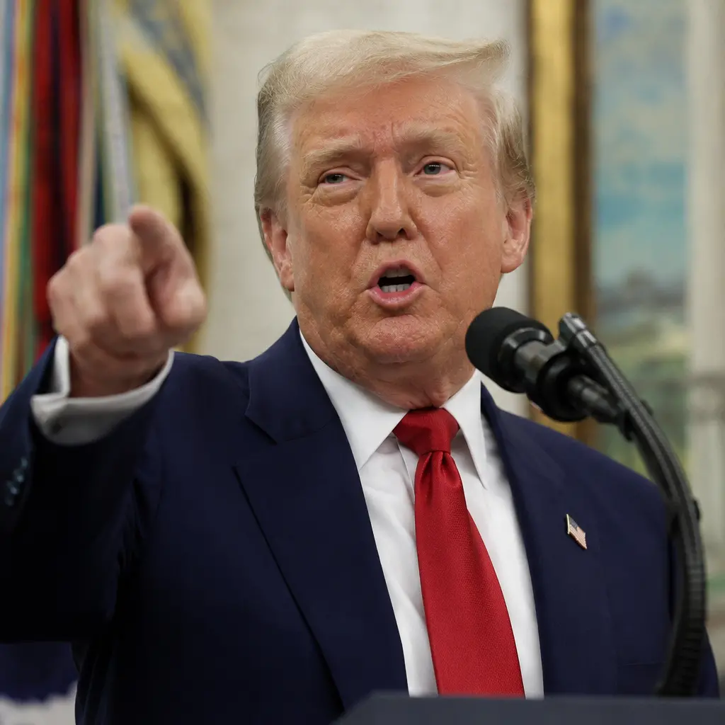 Trump: «Stiamo facendo il c…\u00A0a tutti».\u00A0Il tycoon\u00A0valuta nuovi raid, Teheran minaccia di avvicinarsi alla bomba atomica\n