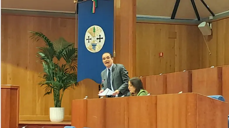 <p>Fondi europei per il <span style=\"color:hsl(0, 75%, 60%);\">ciclone Harry</span>, la maggioranza boccia la mozione dell’opposizione. Bruno: «Nessuna risposta certa sull’attivazione dell’iter»</p>