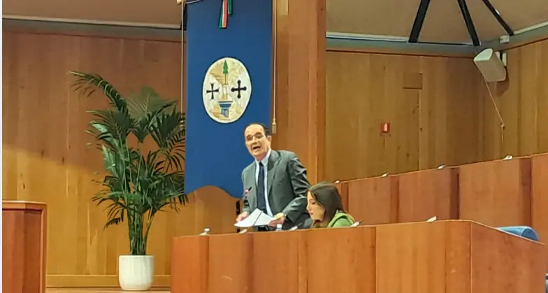 Fondi europei per il ciclone Harry, la maggioranza boccia la mozione dell’opposizione. Bruno: «Nessuna risposta certa sull’attivazione dell’iter»\n