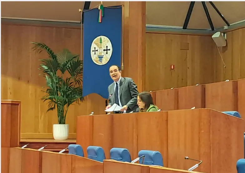 Fondi europei per il ciclone Harry, la maggioranza boccia la mozione dell’opposizione. Bruno: «Nessuna risposta certa sull’attivazione dell’iter»\n