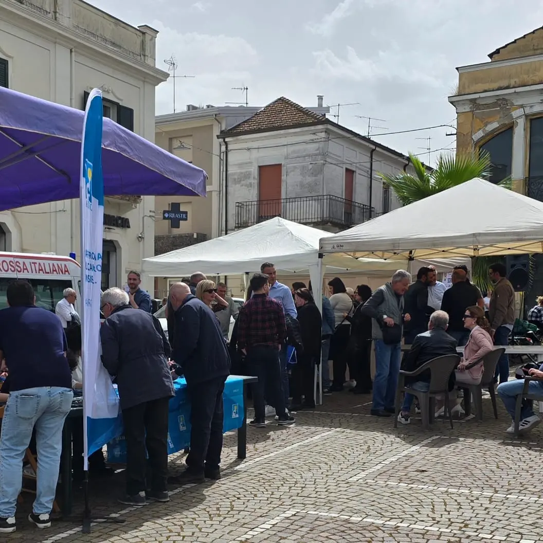A Polistena una piazza trasformata in presidio sanitario: grande adesione per gli screening gratuiti promossi da CivicaMente\n