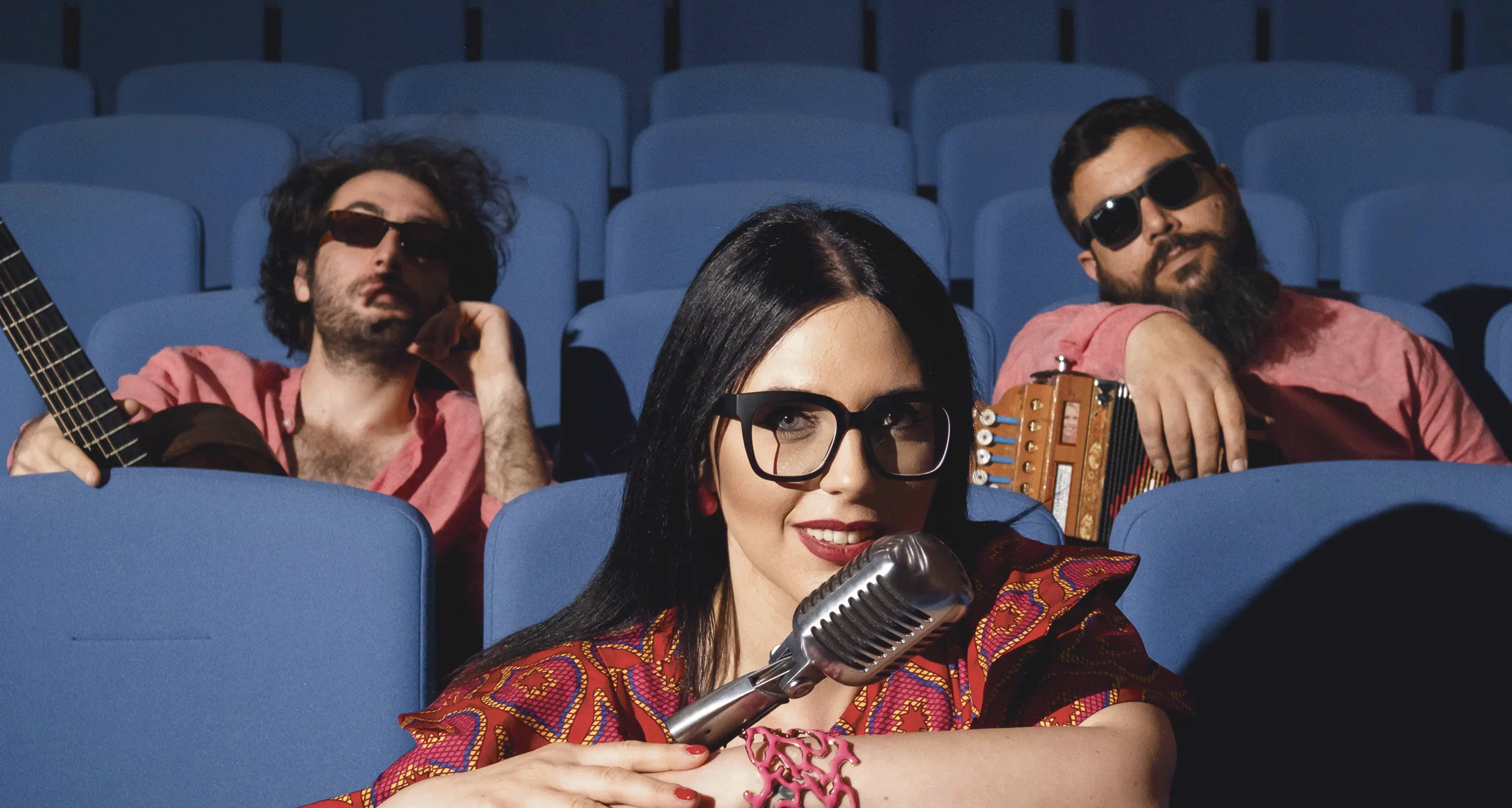 “Tutti lu sannu”, ecco il nuovo viaggio musicale di Carmen Floccari\n