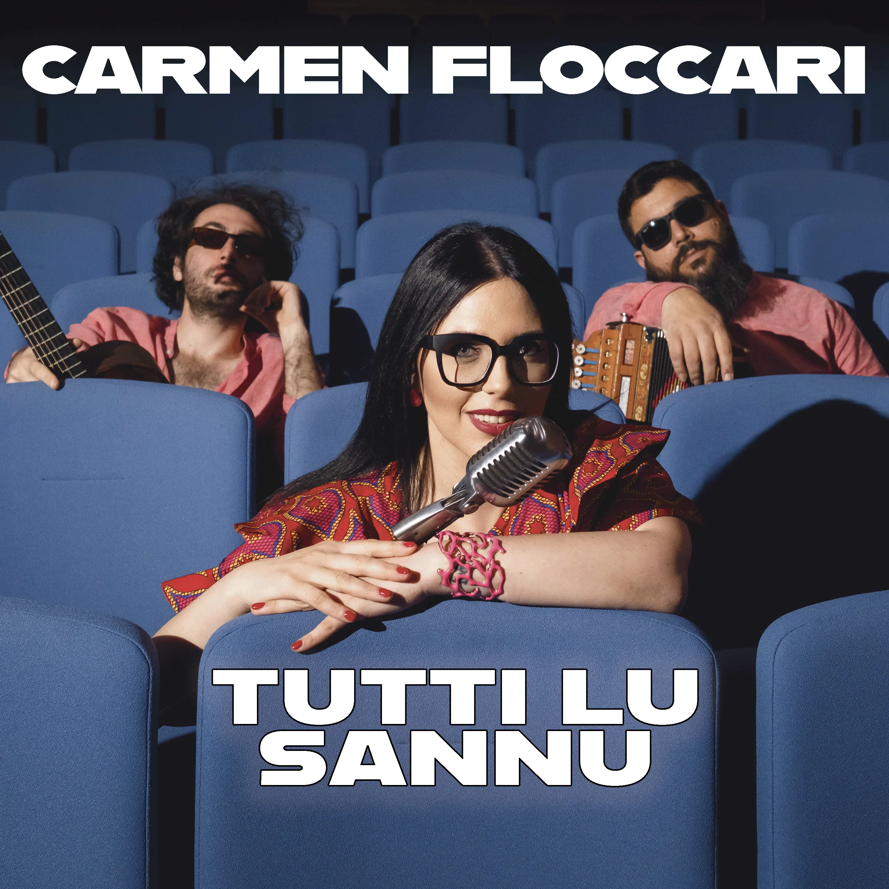 “Tutti lu sannu”, ecco il nuovo viaggio musicale di Carmen Floccari\n