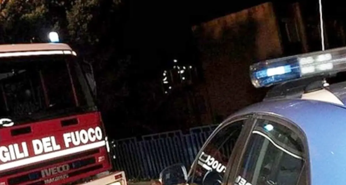 Auto in fiamme nella notte a Vibo Valentia, indaga la polizia: il rogo sarebbe di origine dolosa\n