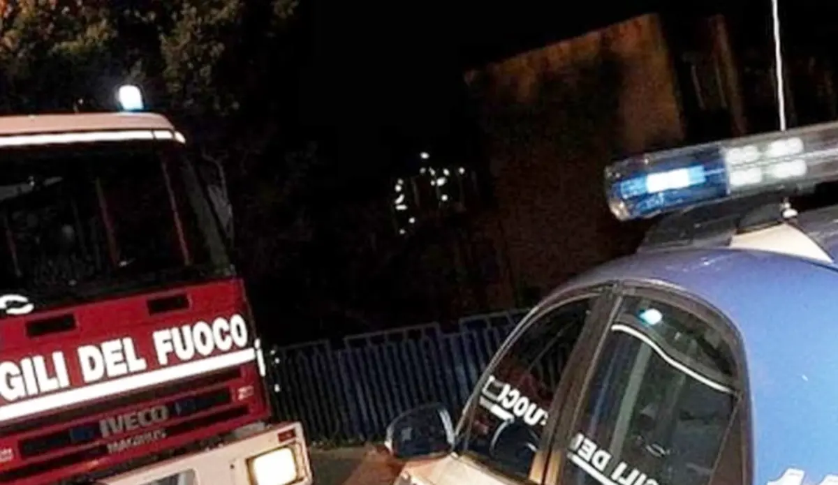 Auto in fiamme nella notte a Vibo Valentia, indaga la polizia: il rogo sarebbe di origine dolosa\n