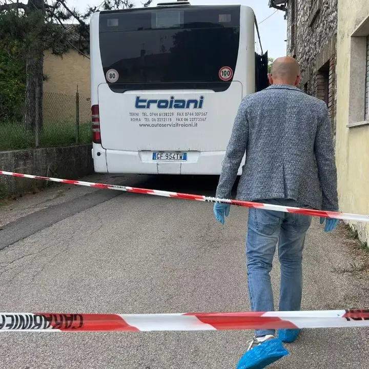 Terni, catturato il marito della donna presa a martellate sul bus