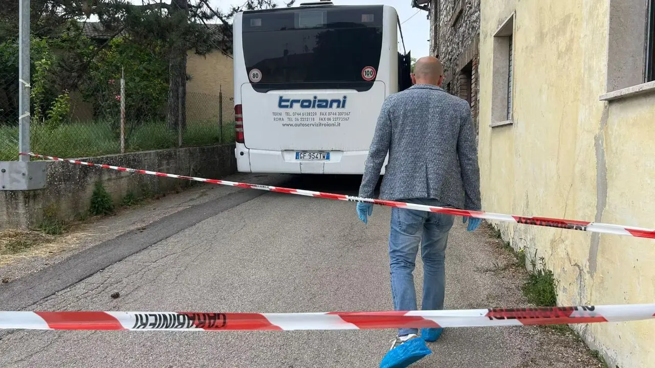 Terni, catturato il marito della donna presa a martellate sul bus