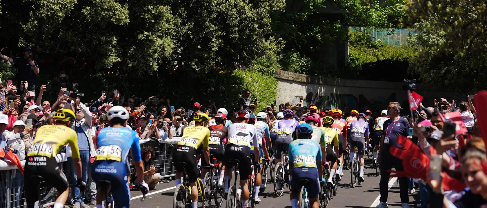 Partita da Catanzaro la quarta tappa del Giro d’Italia: l’arrivo a Cosenza dopo 138 km\n