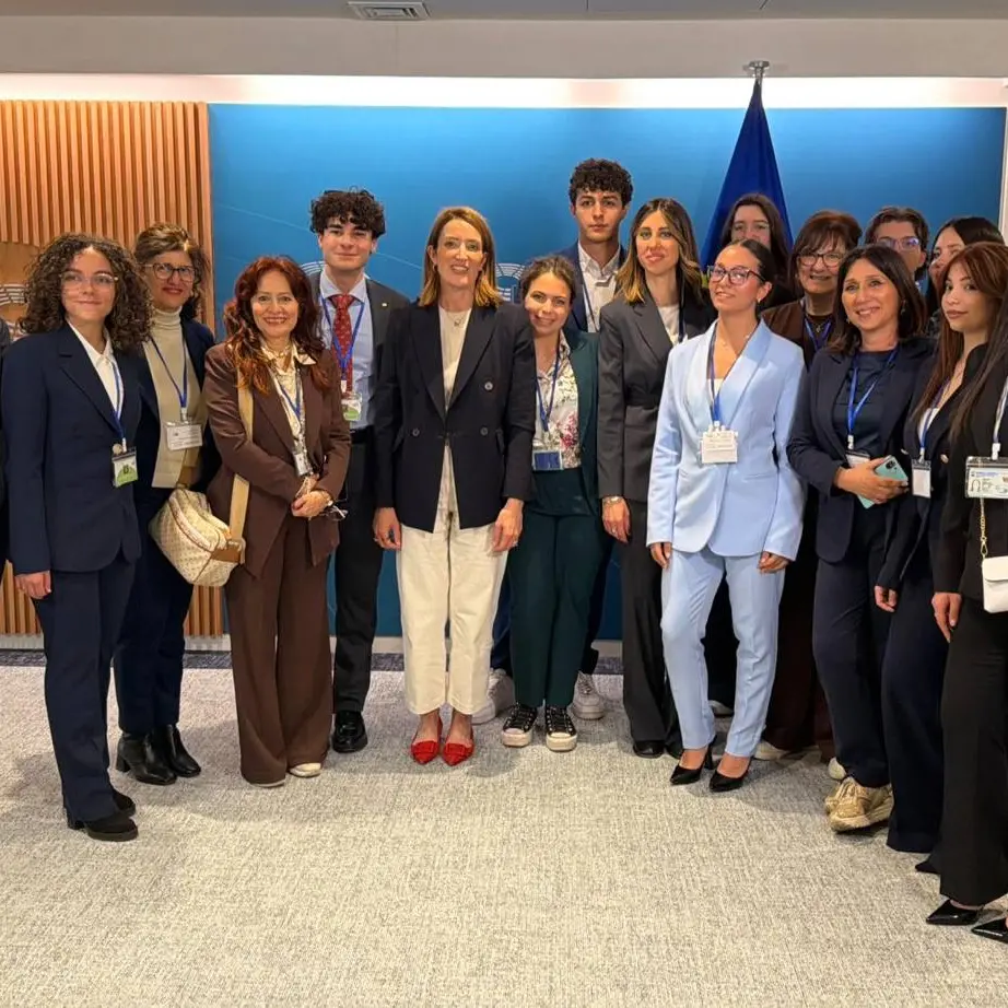 Gli studenti del liceo Scorza di Cosenza incontrano a Bruxelles la presidente del Parlamento europeo Metsola\n