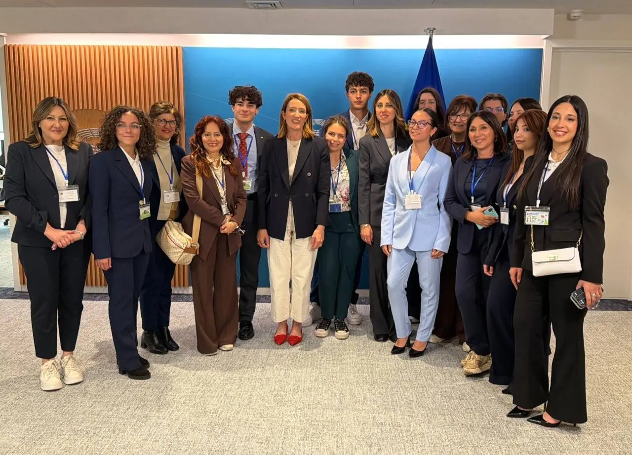 Gli studenti del liceo Scorza di Cosenza incontrano a Bruxelles la presidente del Parlamento europeo Metsola\n