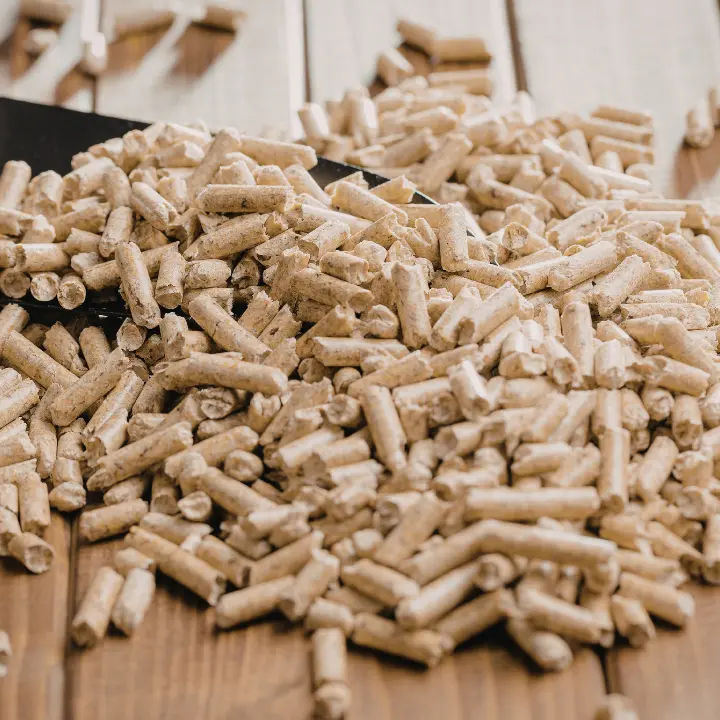 La banda delle truffe online a Crotone, 3.600 euro di pellet mai arrivati. Le intercettazioni: «Può stare tranquillo al 100%»\n