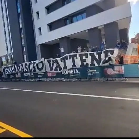 <p>Cosenza contesta il patron Guarascio anche al Giro d'Italia: i tifosi dei Lupi ribadiscono il “Vattene”</p>