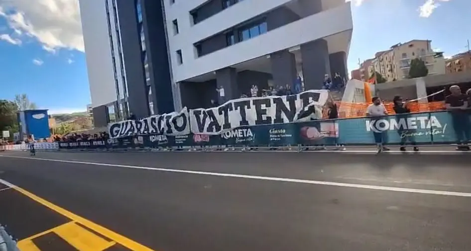 Guarascio contestato anche al Giro d’Italia: spunta uno striscione durante la tappa di Cosenza\n