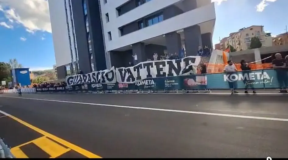 Guarascio contestato anche al Giro d’Italia: spunta uno striscione durante la tappa di Cosenza\n