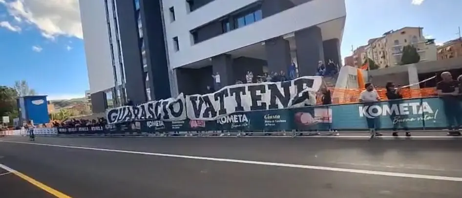 Guarascio contestato anche al Giro d’Italia: spunta uno striscione durante la tappa di Cosenza\n