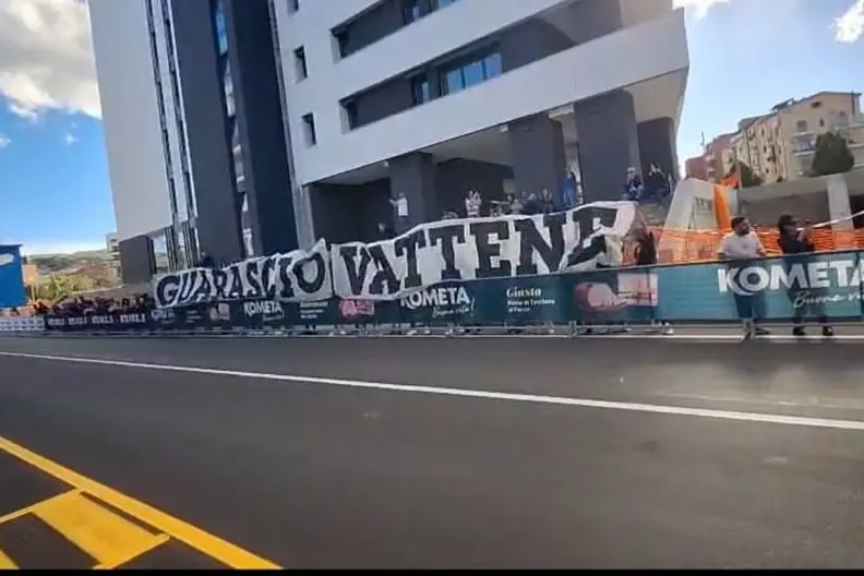 Guarascio contestato anche al Giro d’Italia: spunta uno striscione durante la tappa di Cosenza\n