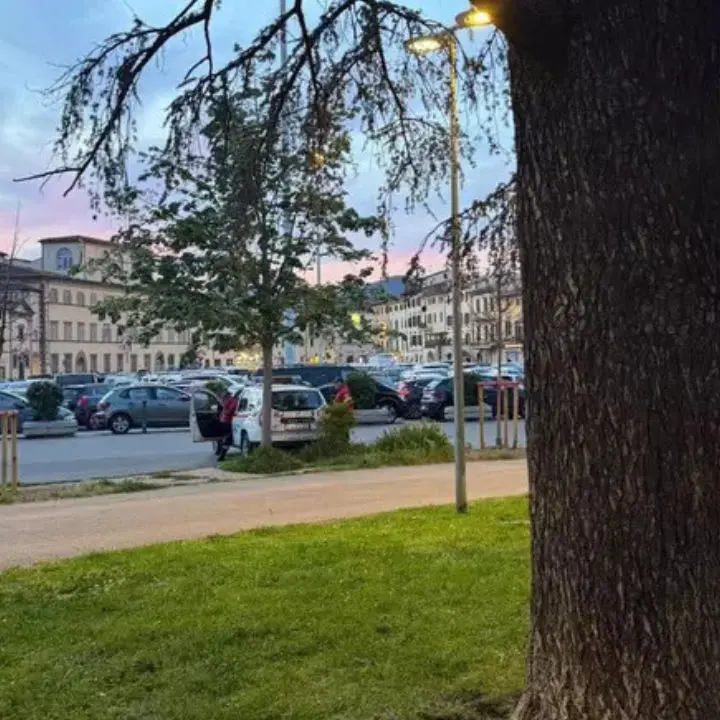 Prato: difende una collega e viene accoltellato. Due fermati\n