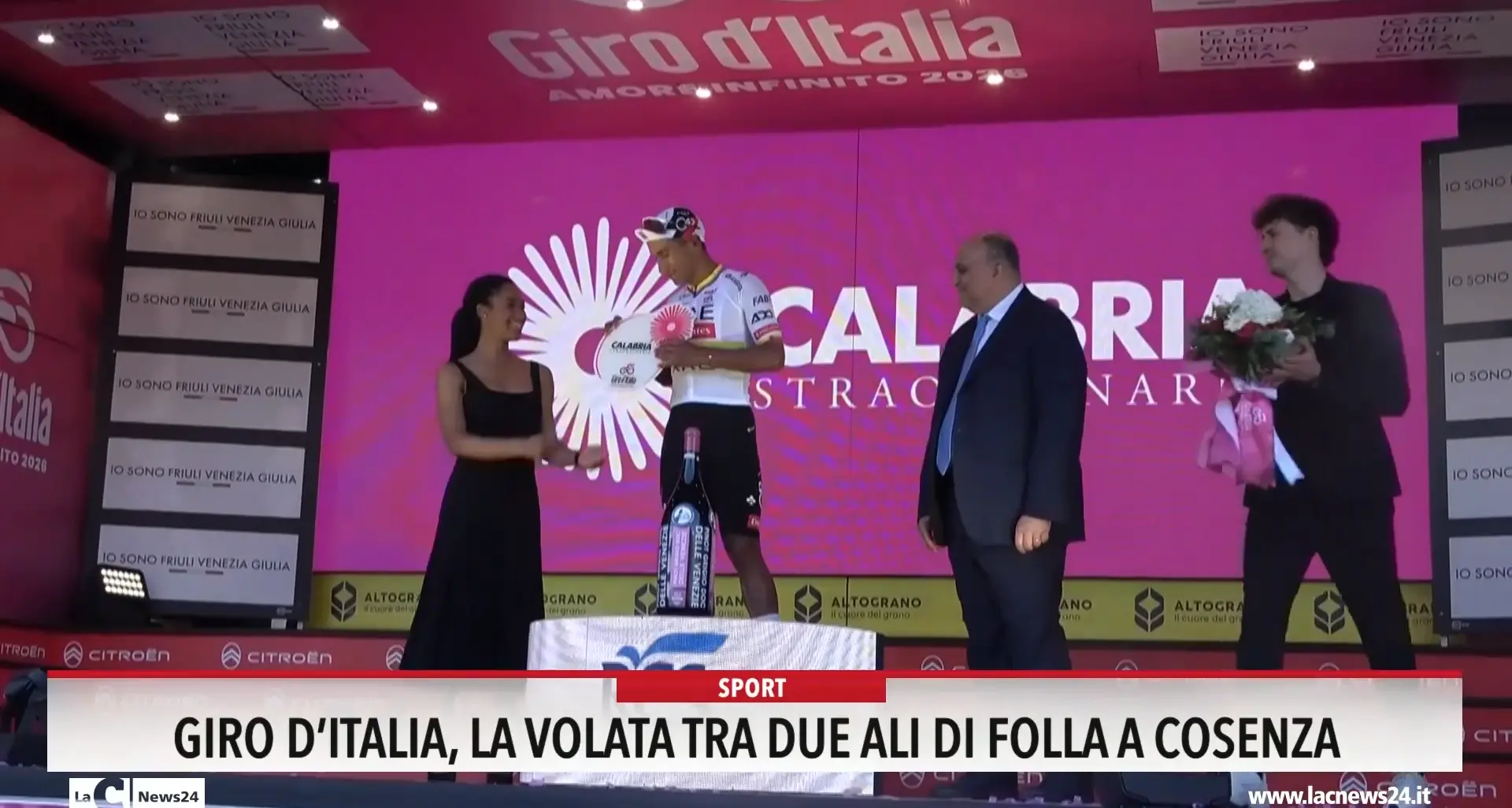 Giro d'Italia, la volata tra due ali di folla a Cosenza