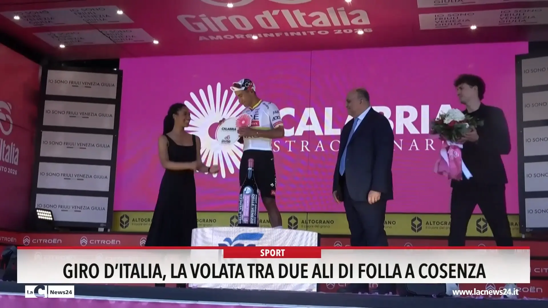 Giro d'Italia, la volata tra due ali di folla a Cosenza