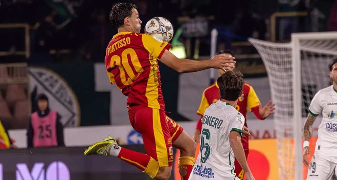 <p>Playoff Serie B, il Catanzaro sfida l’Avellino: Pontisso sblocca il match. Parziale primo tempo 1-0. Gli aggiornamenti – <span style=\"color:hsl(0, 75%, 60%);\">LIVE</span></p>