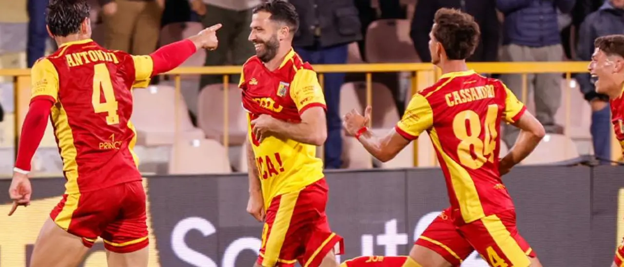 Il Catanzaro stende\u00A0l’Avellino,\u00A0Aquile in semifinale playoff: Pontisso, Cassandro e il ritorno di capitan Iemmello per il\u00A03-0 finale\n