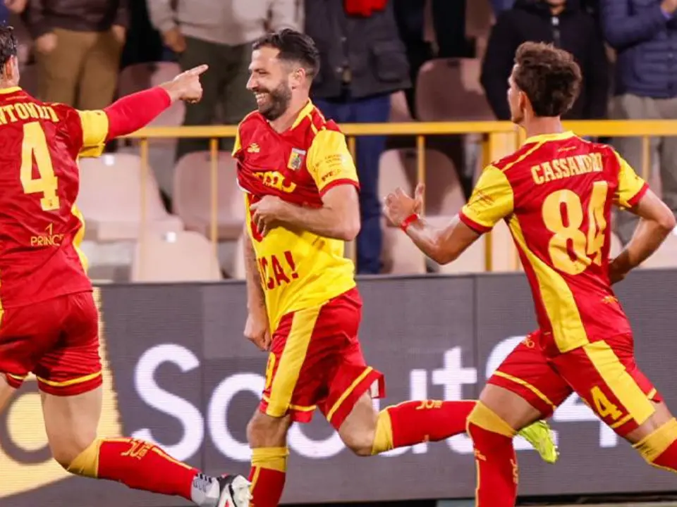 Il Catanzaro stende l’Avellino, Aquile in semifinale playoff: Pontisso, Cassandro e il ritorno di capitan Iemmello per il 3-0 finale
