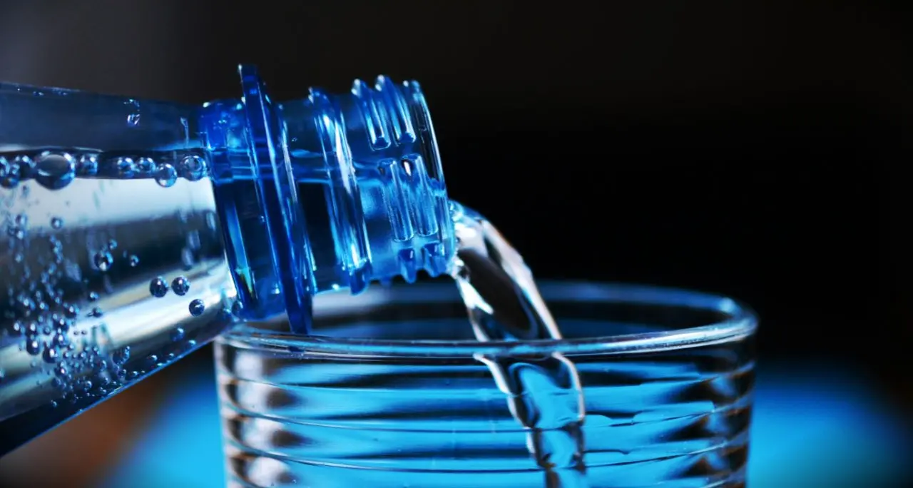 L’Asp vieta l’uso di un lotto di Acqua Leo: «Odore sgradevole». L’azienda: «Analisi in linea con i parametri previsti»\n