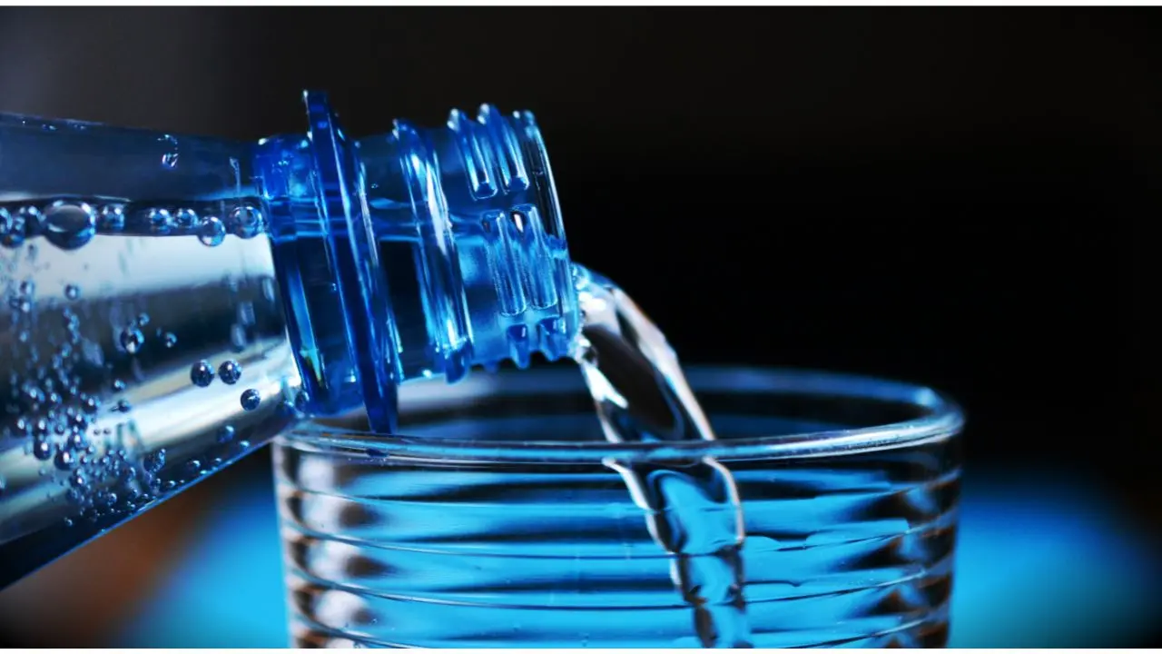 L’Asp vieta l’uso di un lotto di Acqua Leo: «Odore sgradevole». L’azienda: «Analisi in linea con i parametri previsti»\n