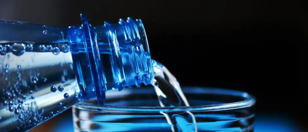 L’Asp vieta l’uso di un lotto di Acqua Leo: «Odore sgradevole». L’azienda: «Analisi in linea con i parametri previsti»\n