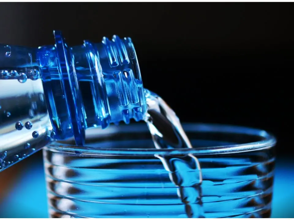 L’Asp vieta l’uso di un lotto di Acqua Leo: «Odore sgradevole». L’azienda: «Analisi in linea con i parametri previsti»