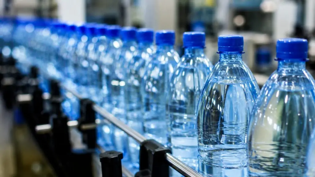 L’Asp\u00A0sospende un lotto di Acqua Leo per “odore sgradevole”. L’azienda replica: «Nessuna alterazione»\n