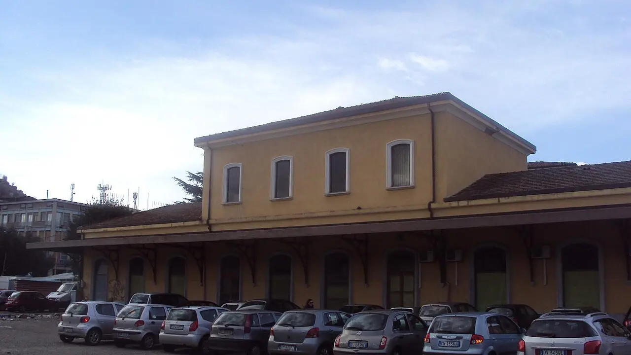 Piazza Matteotti, bagni fuori uso alla stazione: l’appello del comitato di quartiere alle Ferrovie della Calabria\n
