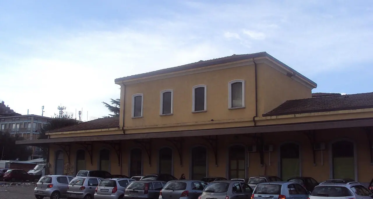 Piazza Matteotti, bagni fuori uso alla stazione: l’appello del comitato di quartiere alle Ferrovie della Calabria\n