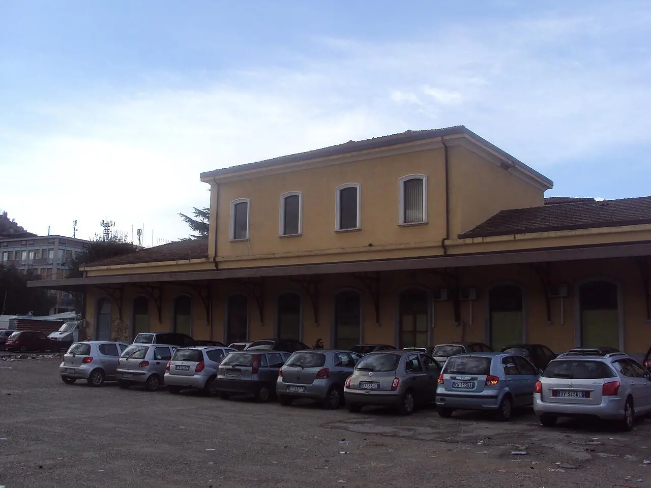 Piazza Matteotti, bagni fuori uso alla stazione: l’appello del comitato di quartiere alle Ferrovie della Calabria\n